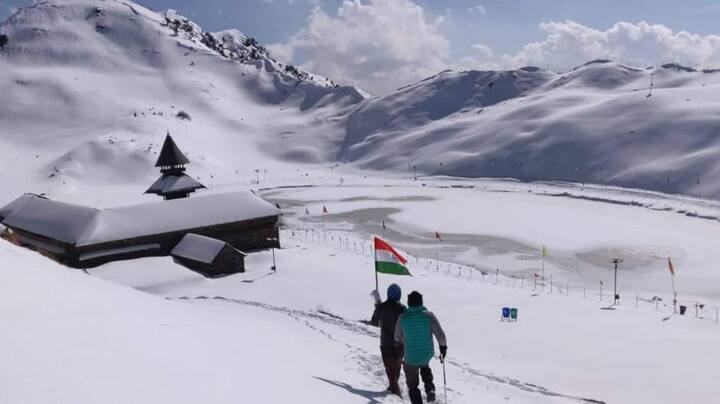 हिमाचल प्रदेशमधील मंडी येथे पर्यटकांनी 8900 फुटांवर प्रजासत्ताक दिन साजरा केला. 