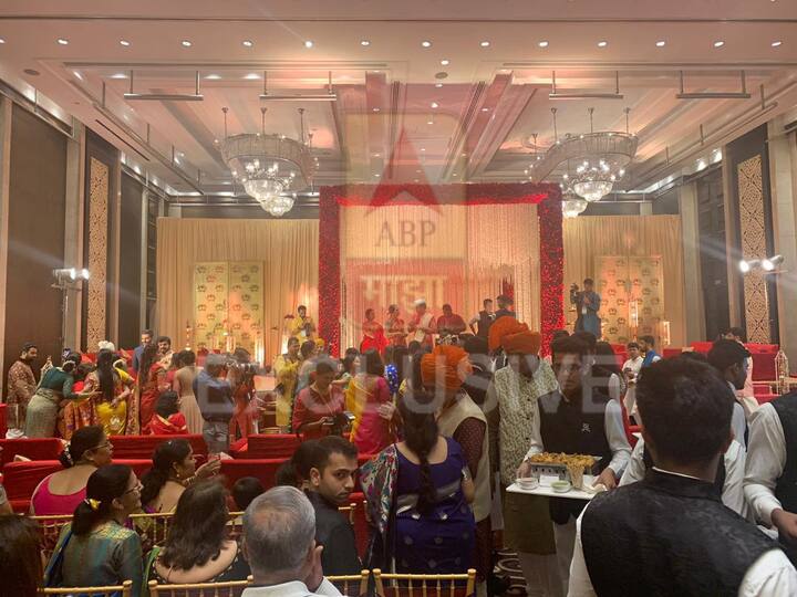 मान्यवरांनी लग्नसमारंभात उपस्थित राहून वधूवरांना शुभाशिर्वाद दिले.