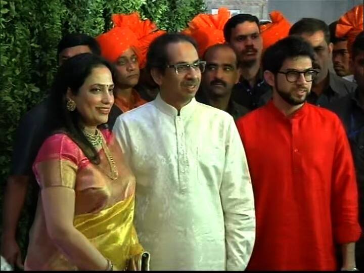 या लग्नानिमित्त २८ वर्षानंतर ठाकरेंच्या घराण्यात सनईचौघड्याचे सूर वाजले. आणि विशेष म्हणजे अनेक वर्षांनी ठाकरे कुटुंब एकत्र पाहायला मिळालं. सर्वात आधी जयदेव ठाकरे लग्नस्थळाठिकाणी दाखल झाले. त्यानंतर स्मिता ठाकरे आणि त्यापाठोपाठा उद्धव ठाकरे त्यांची पत्नी रश्मी ठाकरे आणि आदित्य ठाकरेही पोहोचले.
