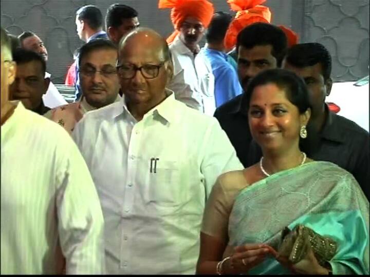 राष्ट्रवादीचे अध्यक्ष शरद पवारही आपल्या कन्या खासदार सुप्रिया सुळेंसोबत आवर्जून या लग्नसोहळ्याला उपस्थित राहिले. शरद पवारांनंतर अजित पवार त्यांच्या पत्नी सुनेत्रा पवार आणि त्यांचे पुत्र पार्थ पवारही हजर होते.