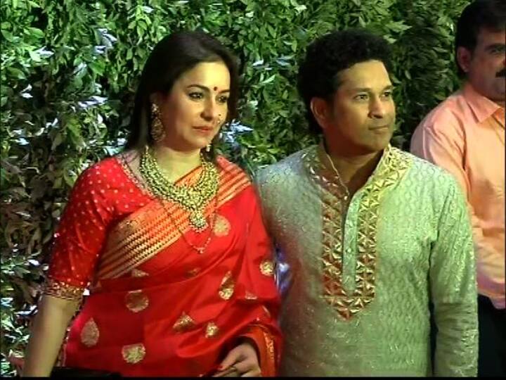 सचिन तेंडुलकर आणि पत्नी अंजली तेंडुलकर यांनी देखील लग्नाला हजर राहून वधू-वरांना आशीर्वाद दिले.