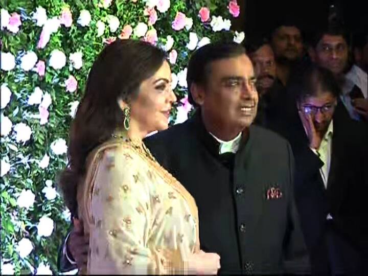 उद्योगपती मुकेश अंबनी पत्नी नीता अंबानींसोबत