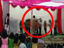 प्रजासत्ताकदिनी नृत्य करणाऱ्या लहान मुलींवर पोलिसाकडून पैशांची उधळण