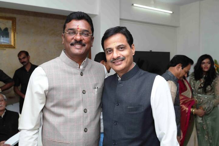 शिवसेनेचे आमदार प्रताप सरनाईक आणि भाजपचे मंत्री डॉ.रणजीत पाटील व्याही होणार आहेत.