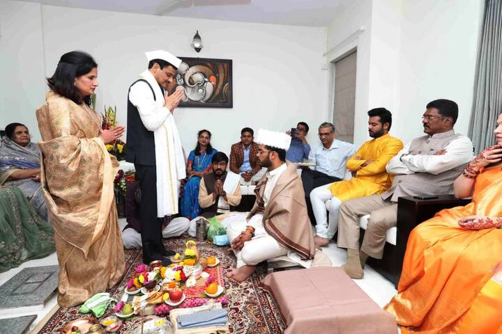 सरनाईक-पाटील कुटुंबात पारंपरिक पद्धतीने सुपारीचा कार्यक्रम पार पडला आहे. 