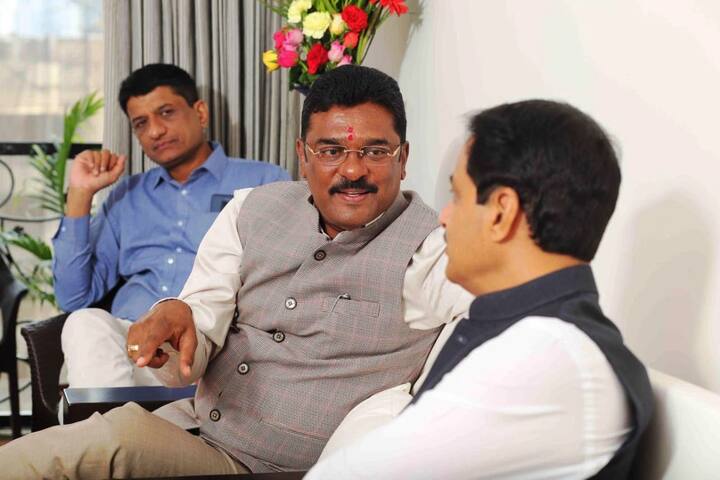 आगामी निवडणुकीत शिवसेना आणि भाजपची युती होणार की नाही, हे अद्याप स्पष्ट होऊ शकलेलं नाही. परंतु शिवसेना आमदार आणि भाजपचे मंत्र्यांमध्ये अनोखी युती झाली आहे.