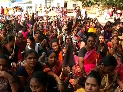 मुंबई महापालिकेच्या चार हजार आरोग्य सेविका बेमुदत संपावर मुंबई महापालिकेच्या चार हजार आरोग्य सेविका बेमुदत संपावर