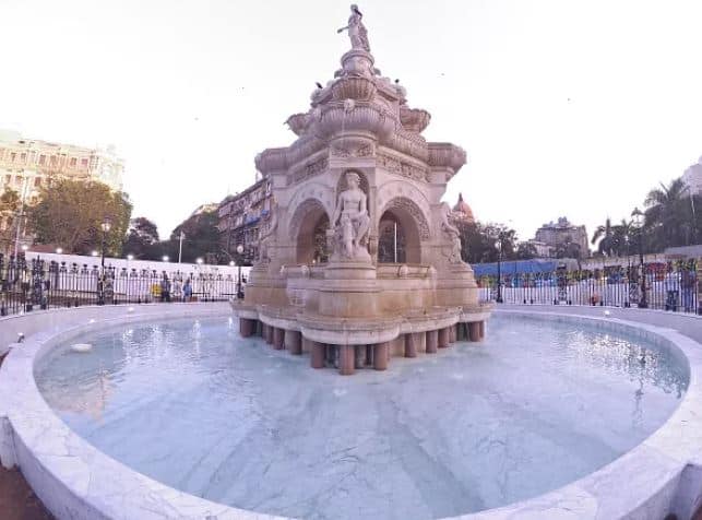 एकेकाळी देश-विदेशी पर्यटकांचं आकर्षण स्थान बनलेल्या मुंबईतील ‘फ्लोरा फाऊंटन’ या ऐतिहासिक वास्तूला पुन्हा झळाळी प्राप्त झालीय. 