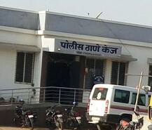 विद्यार्थिनीची छेड काढणाऱ्या शिक्षकाची धुलाई, पोलीस ठाण्यापर्यंत धिंड