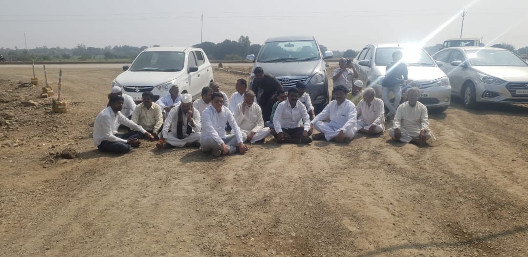 farmers strikes for land compensation in latur मावेजासाठी शेतकरी आक्रमक, राष्ट्रीय महामार्गाचे काम बंद पाडले