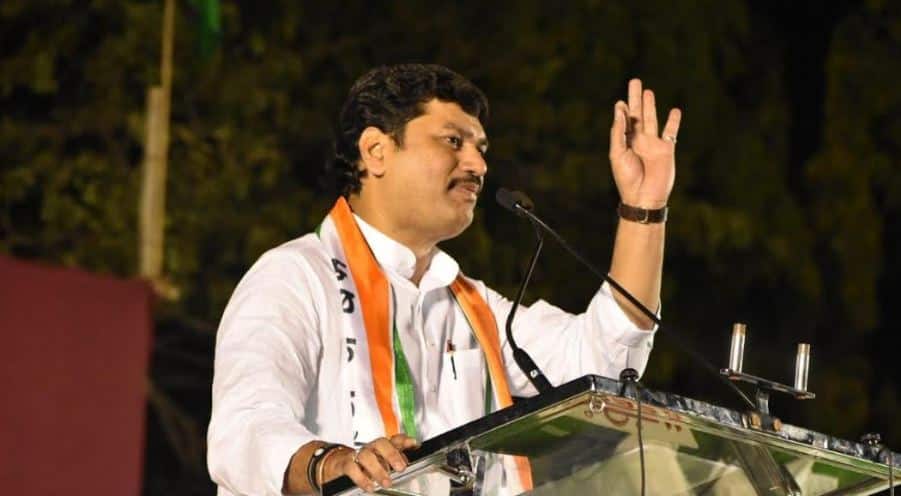 Dhananjay Munde allegation on Shivsena-BJP in Satara लाथ मारण्याने उद्धव ठाकरेंचा एक पाय लांब झाला : धनंजय मुंडे