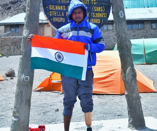 Crippled Mountaineer Dheeraj Kalsait Successful mountaineering on Mount Kilimanjaro अकोल्याच्या दिव्यांग धीरजनं माऊंट किलीमांजारोवर तिरंगा फडकावला