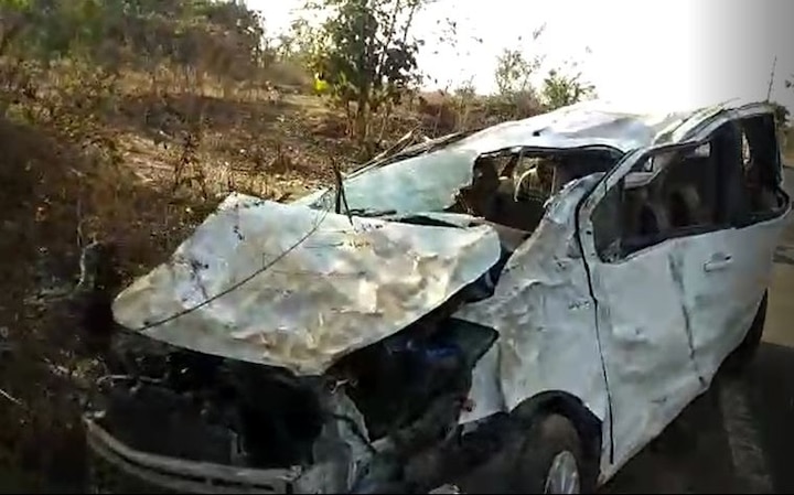 two college student died in car accident in Badlapur   बदलापुरात कॉलेज विद्यार्थ्यांच्या गाडीला अपघात, दोघांचा मृत्यू