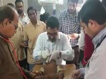 बाळाची गळणारी लाळ थांबवण्यासाठी फिरवलेला जिवंत मासा अन्ननलिकेत अडकला