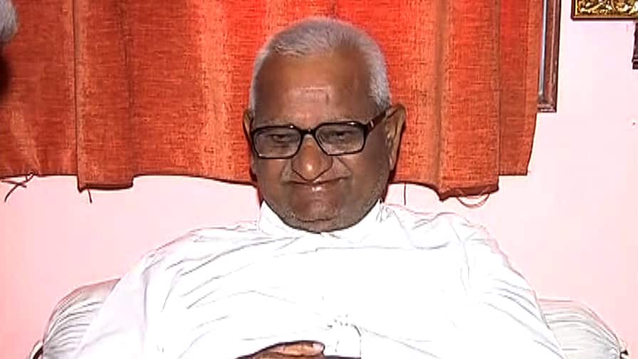 चौथ्या दिवशी अण्णांचे वजन साडे तीन किलोने घटले Anna Hajare weight loss, fourth day of hunger strike चौथ्या दिवशी अण्णांचे वजन साडे तीन किलोने घटले