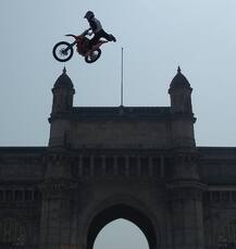 गेट वे ऑफ इंडियासमोर बाईकर्सचे थरारक स्टंट्स