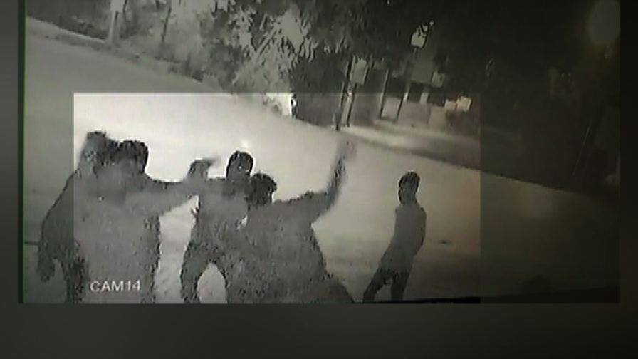 gang beat petrol pump employee in pune पुण्यात टोळक्याची पेट्रोल पंपावरील कर्मचाऱ्याला बेदम मारहाण