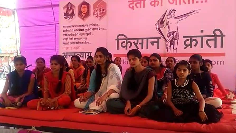 farmer girls on hunger strike from tomorrow in puntamba ahmadnagar, पुणतांब्यात शेतकऱ्यांच्या मुलींचं आंदोलन, उद्यापासून अन्नत्याग