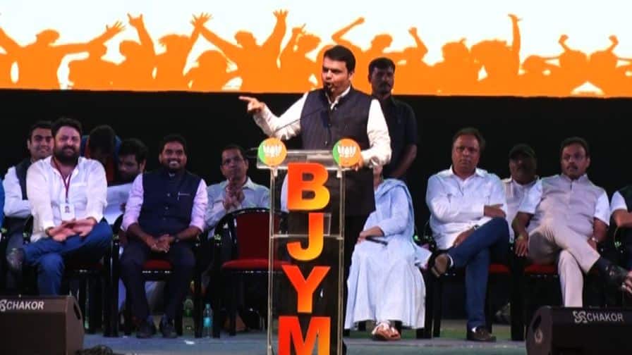 CM devednra Fadnavis attack on opposition mahagathbandhan parties सगळे चोर एकत्र आले आहेत, मुख्यमंत्र्यांची महाआघाडीवर टीका