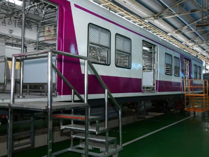  सध्या मुंबईमध्ये असलेल्या या लोकलवर कारशेडमध्ये काही बदल आणि चाचण्या केल्या जातील. 