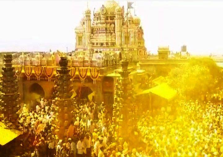 खंडेरायाची जेजुरी आज अशी पिवळीधमक झाली होती. राज्याच्या कानाकोपऱ्यातून आलेल्या भाविकांनी भंडाऱ्याची उधळण केली. निमित्त होतं सोमवती अमावस्येचं