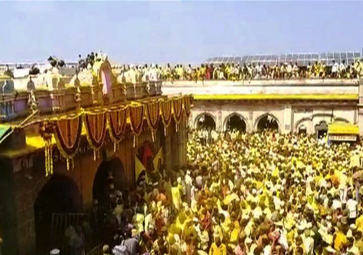 पालखी सोहळा नदी पात्रात पाचच्या सुमारास पोहोचल्यानंतर यळकोट यळकोट जय मल्हार, सदानंदाचा यळकोट, असा जयघोष खंडोबाच्या भाविकांनी केला. 