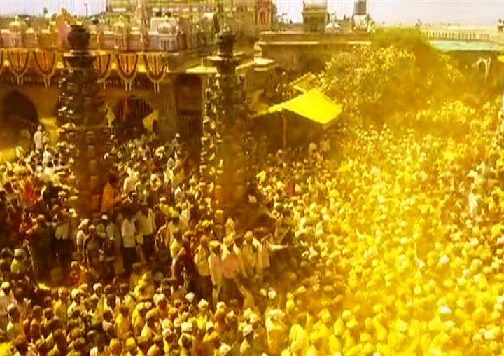 खंडेरायाच्या वर्षभर विविध यात्रा भरत असतात, त्यातीलच एक महत्त्वाची म्हणजे ही सोमवती अमावस्या. या यात्रेमुळे दोन दिवसांपासूनच भाविकांची जेजुरीत गर्दी केली आहे