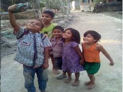 स्लीपरने सेल्फी घेणाऱ्या चिमुरड्यांचा फोटो वायरल!