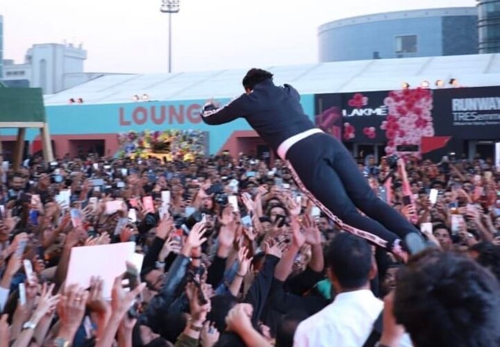 ranveer singh jumps into a crowd at event hurts people video goes viral 'गली बॉय'च्या प्रमोशनदरम्यान रणवीरची चाहत्यांवर उडी, चाहते जखमी
