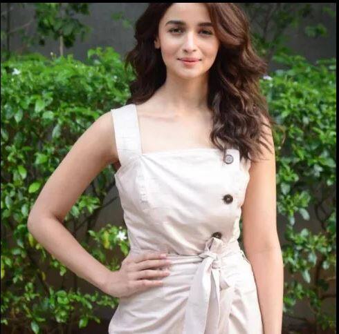 ‘गली बॉय’नंतर आलिया ब्रह्मास्त्र या सिनेमात दिसणार आहेत. ज्यात आलियासोबत अमिताभ बच्चन आणि रणबीर कपूरसारखे दिग्गज दिसणार आहे.