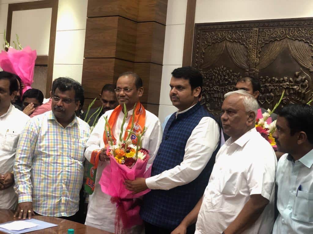 रायगड काँग्रेसचे ज्येष्ठ नेते रवीशेठ पाटील भाजपमध्ये Raigad Congress leader and ex cabinet minister Ravisheth Patil enters BJP रायगड काँग्रेसचे ज्येष्ठ नेते रवीशेठ पाटील भाजपमध्ये