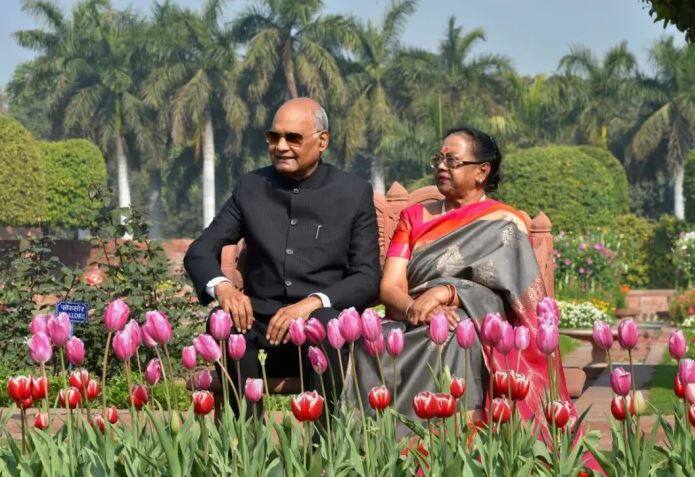 विविध रंगातील 10,000 ट्यूलिप जातीची फुलं पाहायला मिळतील. सोबतच मुघल गार्डनमध्ये जवळजवळ 137 प्रकारची गुलाबाची फुलं दिसून येतील.