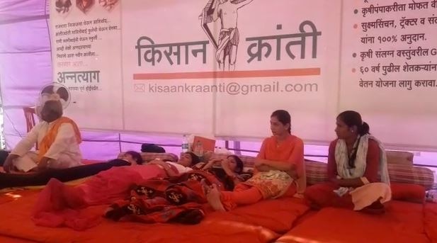 puntamba girls hunger strike, one girl admitted in hospital पुणतांबा कृषीकन्या उपोषण, एका मुलीला रुग्णालयात हलवलं