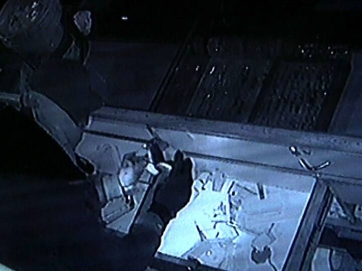 two jewellers robbery in kolhapur sarafa galli कोल्हापुरातल्या सराफा गल्लीतली दोन दुकानं लुटली