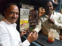 अजित पवार टपरीवर पान खातात तेव्हा...