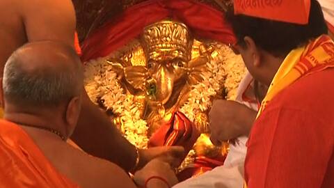 माघी गणेशोत्सव; मुंबई-पुण्यासह राज्यभरातल्या गणेश मंदिरांमध्ये भाविकांची आलोट गर्दी माघी गणेशोत्सव; मुंबई-पुण्यासह राज्यभरातल्या गणेश मंदिरांमध्ये भाविकांची आलोट गर्दी