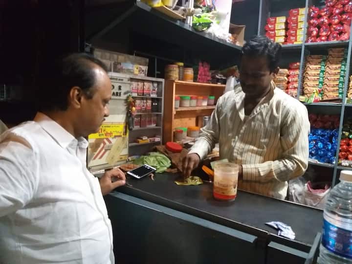 राष्ट्रवादी काँग्रेसचे नेते आणि माजी उपमुख्यमंत्री अजित पवार नेहमीच चर्चेत असतात. गुरुवारी अजित पवार एका टपरीवर पान खरेदी करताना दिसले. त्यामुळे ते पुन्हा एकदा चर्चेत आले आहेत.