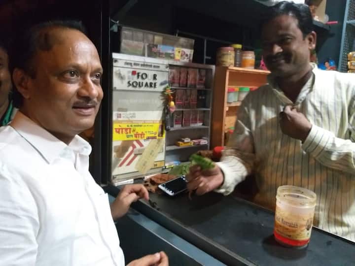 अजित पवार बारामती जवळच्या पणदरे येथील छोट्या पान टपरीवर गेले. तिथे जाऊन त्यांनी आवडते पान खरेदी केले आणि पानाचा आश्वाद घेतला