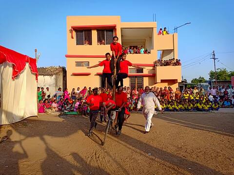 या व्यायाम शाळेचे विद्यार्थी खेळतात चक्क चालत्या सायकलवर मल्लखांब या व्यायाम शाळेचे विद्यार्थी खेळतात चक्क चालत्या सायकलवर मल्लखांब