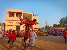 या व्यायाम शाळेचे विद्यार्थी खेळतात चक्क चालत्या सायकलवर मल्लखांब