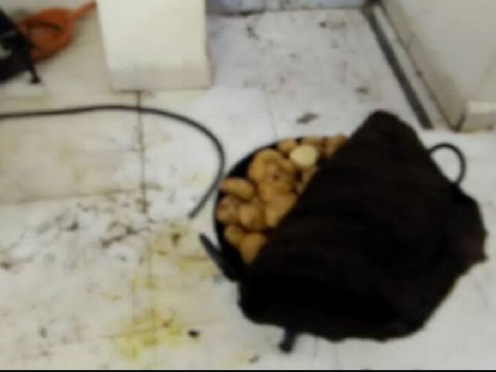 Pune : Cylinder blast in Samosa factory, four injured समोशांच्या कारखान्यात सिलेंडरचा भडका, पुण्यात कर्वेनगरमधील घटना, चौघं भाजले