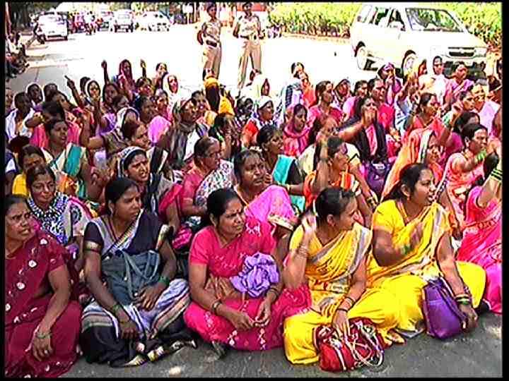 Anganwadi sevika Jhel Bharo movement in kolhapur मानधन नको वेतन हवे, अंगणवाडी सेविकांचं जेलभरो आंदोलन