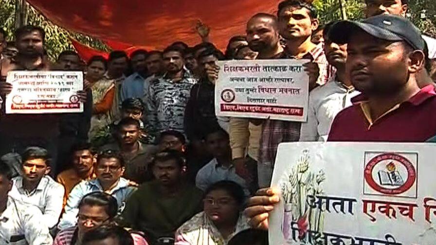 शिक्षक भरतीसाठी उमेदवारांचं आठव्या दिवशी उपोषण सुरुच hunger strike 8th day for teachers recruitment in pune शिक्षक भरतीसाठी उमेदवारांचं आठव्या दिवशी उपोषण सुरुच