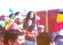 मुख्यमंत्र्यानंतर अमृता फडणवीस यांनीही बैलगाडी हाकली!