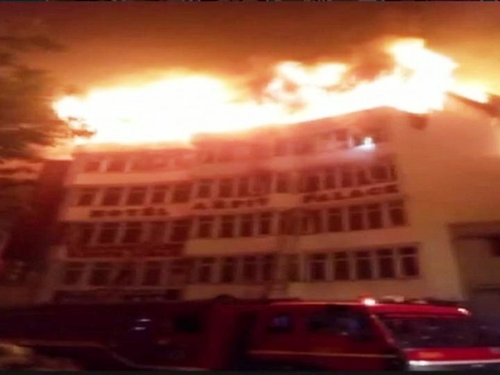 Delhi : 17 killed in a massive fire Hotel Arpit Palace in Karol Bagh दिल्लीतील हॉटेलमधल्या आगीत 17 जणांचा होरपळून मृत्यू, मृतांमध्ये बाळाचाही समावेश