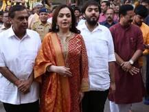 आकाशच्या लग्नाच्या आमंत्रणासाठी मुकेश-नीता अंबानी सिद्धिविनायक चरणी