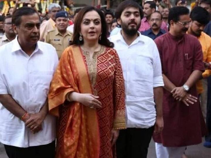 आकाशच्या लग्नाची आमंत्रण पत्रिका बाप्पाला देण्यासाठी मुकेश-नीता अंबानी धाकटा मुलगा अनंतसोबत मुंबईतील सिद्धिविनायकाच्या चरणी आले होते.