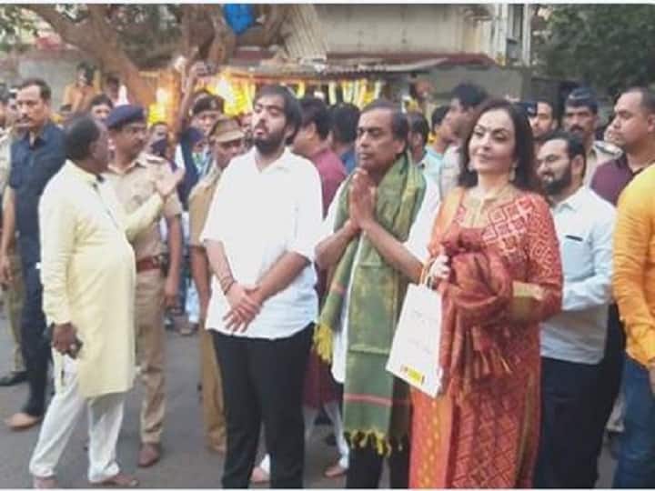 मुंबईतील जियो वर्ल्ड सेंटरमध्ये आकाश आणि श्लोका यांचा विवाह होणार आहे. 9 तारखेला दुपारी 3.30 वाजता आकाशची वरात निघेल. संध्याकाळी सात वाजता लग्नाचे विधी पार पडणार आहेत. 11 तारखेला लग्नाचं रिसेप्शन आहे. 