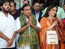 आकाशच्या लग्नाच्या आमंत्रणासाठी मुकेश-नीता अंबानी सिद्धिविनायक चरणी