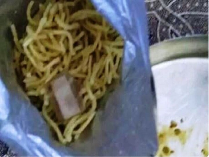 Chennai : A man finds blood stained bandage in food ordered from Swiggy  स्विगीवरुन जेवण मागवलं, अर्ध जेवण संपल्यानंतर रक्त लागलेलं बॅण्डेज सापडलं!